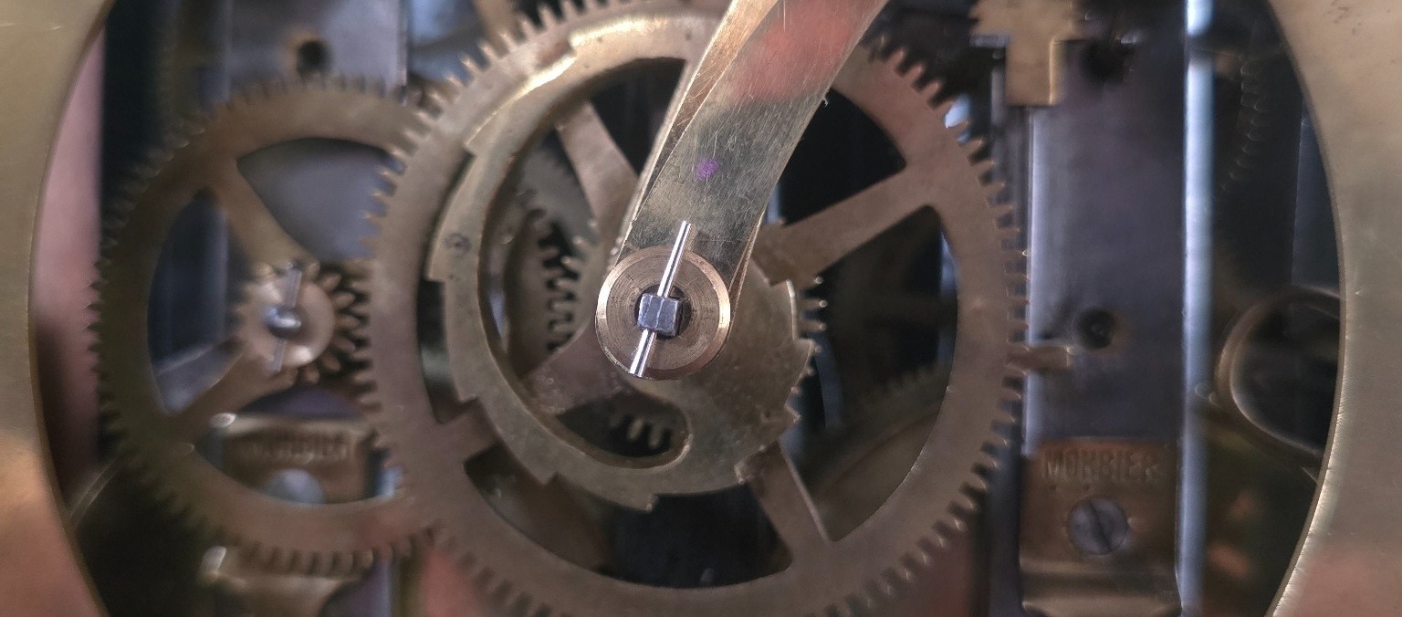 Détail du mouvement mécanique ancien et de ses rouages en laiton